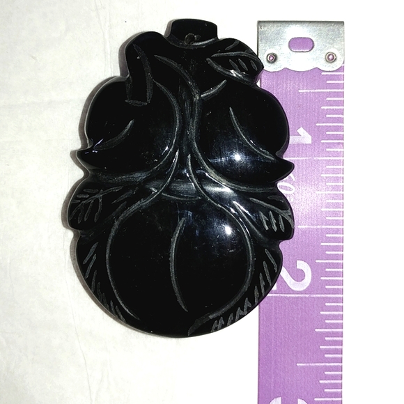 BLACK ONYX CARVED PEACH FRUIT DESIGN PENDANT - GENUINE ONYX - Picture 2 of 3